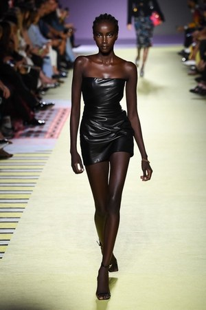ヴェルサーチ 2019年春夏コレクション - 柄ON柄のミックスコーデでパワフルに｜写真16