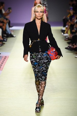 ヴェルサーチ 2019年春夏コレクション - 柄ON柄のミックスコーデでパワフルに｜写真17