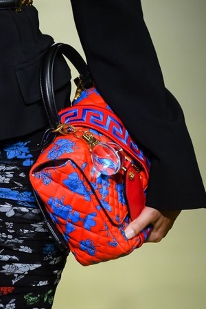 ヴェルサーチ 2019年春夏コレクション - 柄ON柄のミックスコーデでパワフルに｜写真18