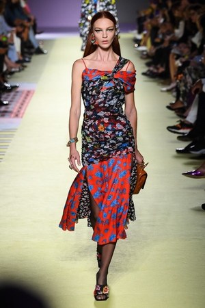 ヴェルサーチ 2019年春夏コレクション - 柄ON柄のミックスコーデでパワフルに｜写真19