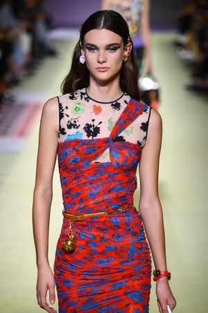 ヴェルサーチ 2019年春夏コレクション - 柄ON柄のミックスコーデでパワフルに｜写真22