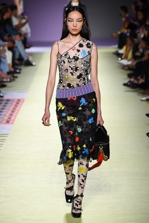 ヴェルサーチ 2019年春夏コレクション - 柄ON柄のミックスコーデでパワフルに｜写真23