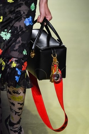 ヴェルサーチ 2019年春夏コレクション - 柄ON柄のミックスコーデでパワフルに｜写真24