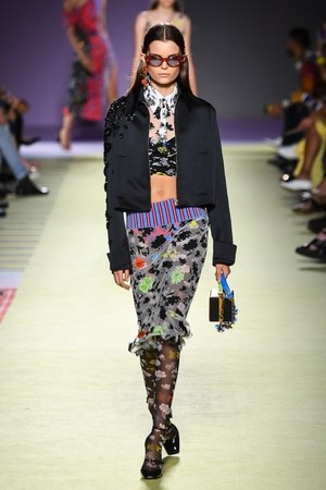 ヴェルサーチ 2019年春夏コレクション - 柄ON柄のミックスコーデでパワフルに｜写真25