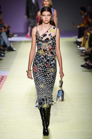 ヴェルサーチ 2019年春夏コレクション - 柄ON柄のミックスコーデでパワフルに｜写真26