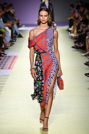 ヴェルサーチ 2019年春夏コレクション - 柄ON柄のミックスコーデでパワフルに｜写真27