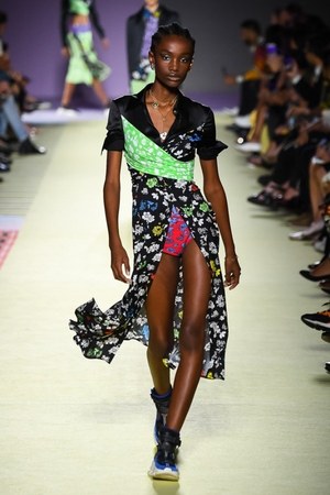 ヴェルサーチ 2019年春夏コレクション - 柄ON柄のミックスコーデでパワフルに｜写真29
