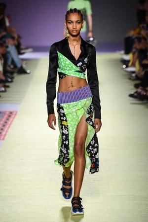 ヴェルサーチ 2019年春夏コレクション - 柄ON柄のミックスコーデでパワフルに｜写真31