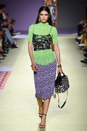 ヴェルサーチ 2019年春夏コレクション - 柄ON柄のミックスコーデでパワフルに｜写真32