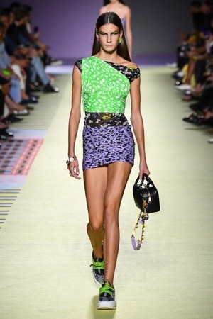 ヴェルサーチ 2019年春夏コレクション - 柄ON柄のミックスコーデでパワフルに｜写真34