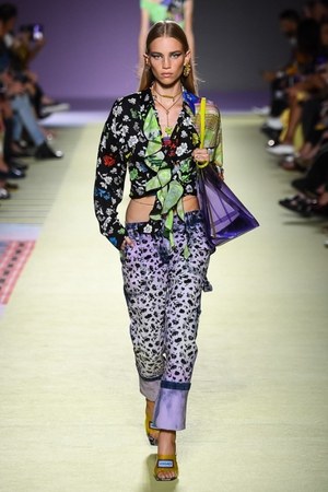 ヴェルサーチ 2019年春夏コレクション - 柄ON柄のミックスコーデでパワフルに｜写真36