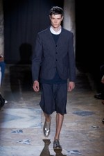 アクネ 2013年春夏メンズコレクション - 絶妙なバランスで仕上げた、フォーマル×カジュアルの対比｜写真1