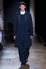 アクネ 2013年春夏メンズコレクション - 絶妙なバランスで仕上げた、フォーマル×カジュアルの対比｜写真2