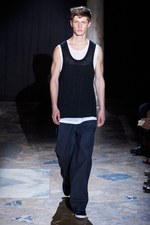 アクネ 2013年春夏メンズコレクション - 絶妙なバランスで仕上げた、フォーマル×カジュアルの対比｜写真4