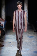 アクネ 2013年春夏メンズコレクション - 絶妙なバランスで仕上げた、フォーマル×カジュアルの対比｜写真17