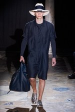 アクネ 2013年春夏メンズコレクション - 絶妙なバランスで仕上げた、フォーマル×カジュアルの対比｜写真18