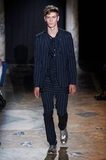 アクネ 2013年春夏メンズコレクション - 絶妙なバランスで仕上げた、フォーマル×カジュアルの対比｜写真21