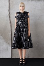 モンクレール ジーニアス 6 モンクレール ノワール ケイ ニノミヤ 19年春夏、漆黒の世界に咲く花｜写真4