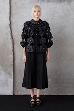 モンクレール ジーニアス 6 モンクレール ノワール ケイ ニノミヤ 19年春夏、漆黒の世界に咲く花｜写真6