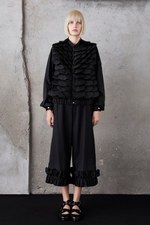 モンクレール ジーニアス 6 モンクレール ノワール ケイ ニノミヤ 19年春夏、漆黒の世界に咲く花｜写真12