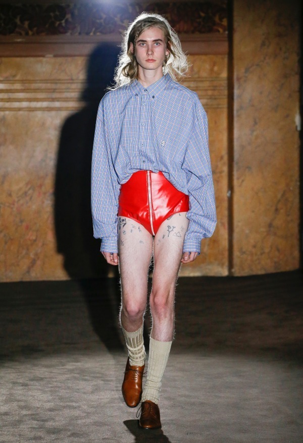 写真7 42 メンズ 赤のショートパンツのコーディネート着用 コレクションルックギャラリー ファッションプレス