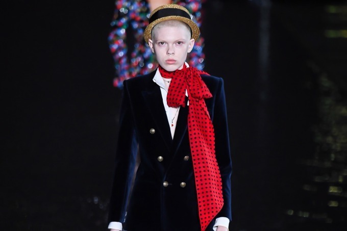 サンローラン 2019年春夏コレクション - パリのランドマーク前に現れた“白色”のビーチ