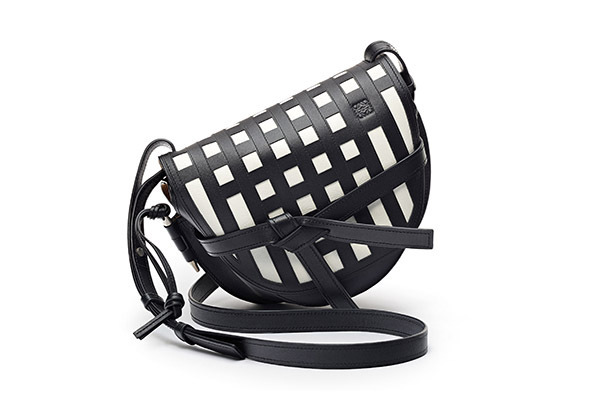 ロエベの「ゲート」バッグに新作 - 白と黒の格子模様を配したグラフィカルなショルダーバッグ