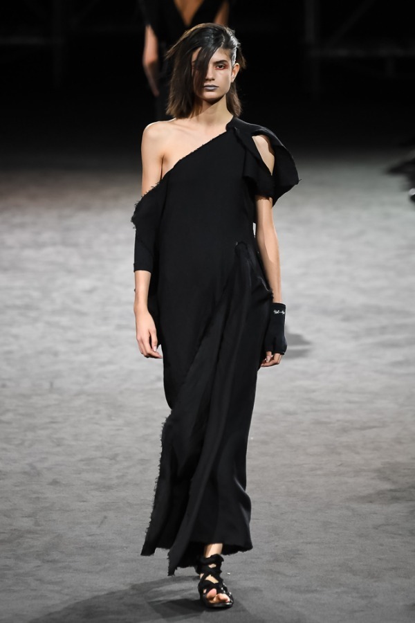 ヨウジヤマモト(Yohji Yamamoto) 2019年春夏ウィメンズコレクション  - 写真19