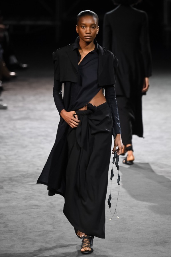 ヨウジヤマモト(Yohji Yamamoto) 2019年春夏ウィメンズコレクション シルエット - 写真4