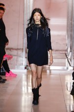 クレージュ 2019年春夏コレクション - “接近戦”の体感型ショー｜写真2