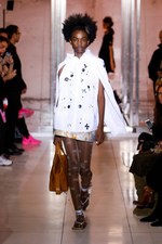 クレージュ 2019年春夏コレクション - “接近戦”の体感型ショー｜写真5