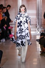 クレージュ 2019年春夏コレクション - “接近戦”の体感型ショー｜写真12