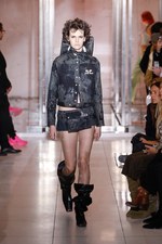 クレージュ 2019年春夏コレクション - “接近戦”の体感型ショー｜写真20