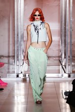 クレージュ 2019年春夏コレクション - “接近戦”の体感型ショー｜写真21