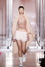 クレージュ 2019年春夏コレクション - “接近戦”の体感型ショー｜写真24