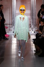 クレージュ 2019年春夏コレクション - “接近戦”の体感型ショー｜写真28