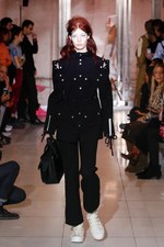 クレージュ 2019年春夏コレクション - “接近戦”の体感型ショー｜写真32