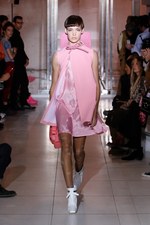 クレージュ 2019年春夏コレクション - “接近戦”の体感型ショー｜写真37