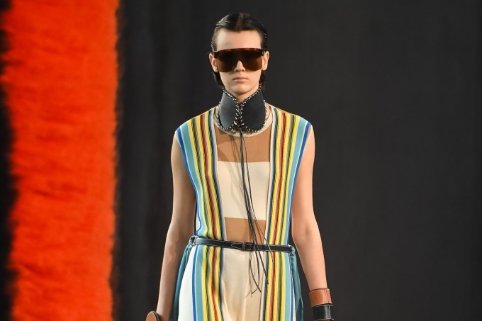 ロエベ 2019年春夏コレクション - ハッピーカラー＆ふわふわフェザーで楽し気に