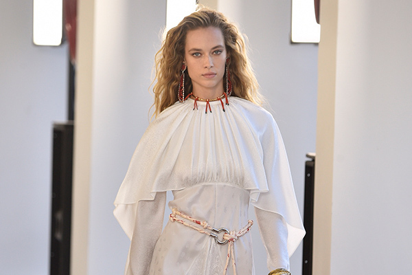 クロエ 2019年春夏コレクション - 大地を踏みしめ太陽を求めて旅に出よう