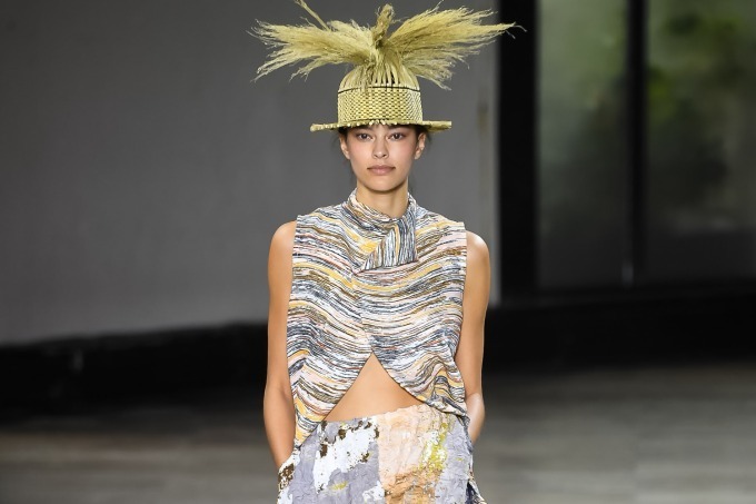 イッセイ ミヤケ 19年春夏コレクション - “ねじる、丸める、揉む…”自由な動きを叶える新素材誕生