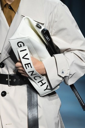 ジバンシィ2019年春夏メンズコレクション - 花々と紳士服の出会い｜写真17