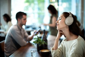 ソニー、業界最高クラスのノイズキャンセリング機能搭載ヘッドホン 