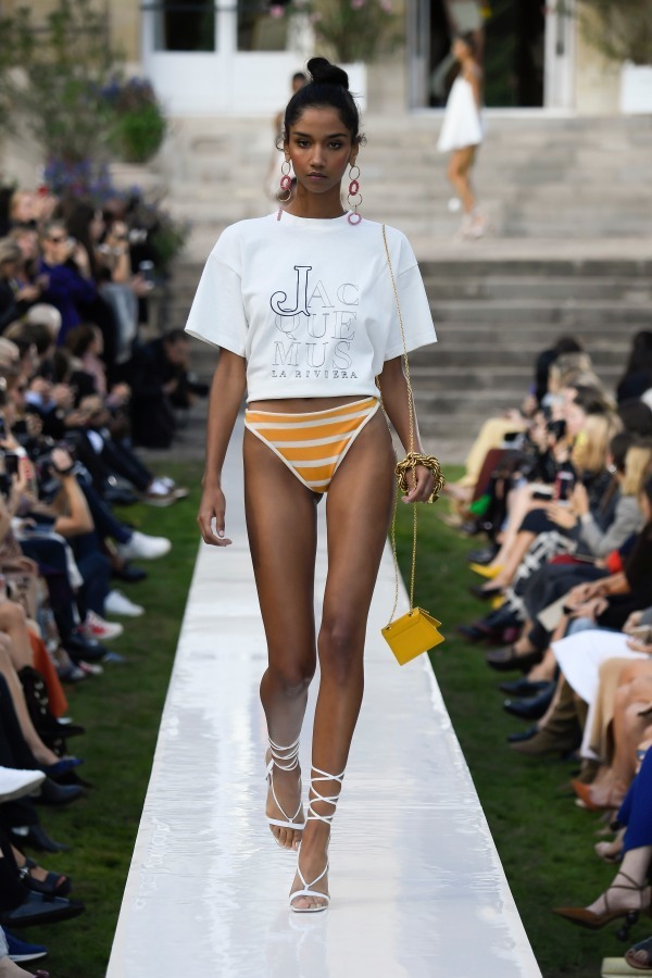 【JACQUEMUS】背面の深いドレープが魅力的な「クロワジエール」 デザイナー自身の結婚がリンク！ジャックムスの秋冬コレクション