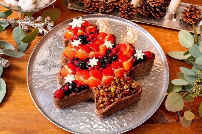 キル フェ ボンのクリスマスケーキ、苺やブルーベリーなどフレッシュフルーツをたっぷり飾ったタルト｜写真1