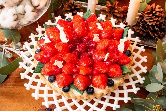キル フェ ボンのクリスマスケーキ、苺やブルーベリーなどフレッシュフルーツをたっぷり飾ったタルト｜写真3