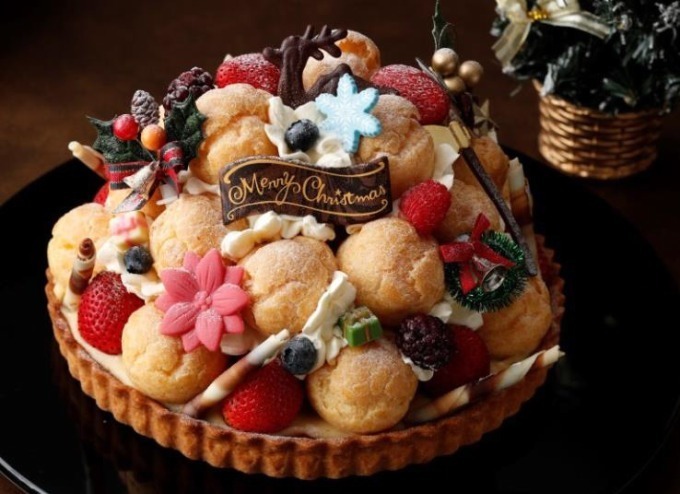 横浜ホテルニューグランドの"プチシュー"クリスマスケーキ、苺・チョコ・カスタードクリーム入り｜写真1
