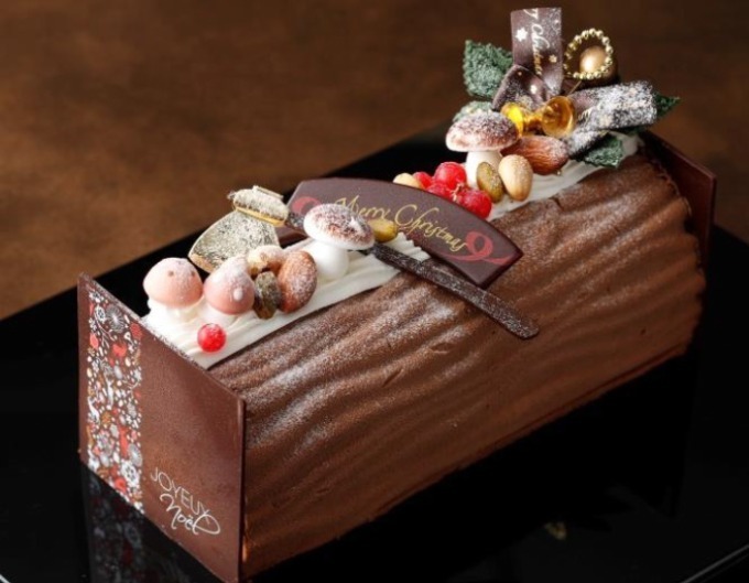 横浜ホテルニューグランドの"プチシュー"クリスマスケーキ、苺・チョコ・カスタードクリーム入り｜写真2