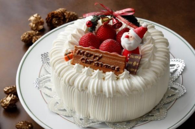 横浜ホテルニューグランドの"プチシュー"クリスマスケーキ、苺・チョコ・カスタードクリーム入り｜写真3