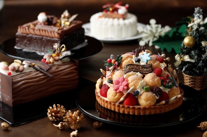 横浜ホテルニューグランドの"プチシュー"クリスマスケーキ、苺・チョコ・カスタードクリーム入り｜写真5